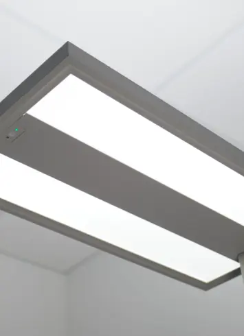 LED-Stehleuchte mit hellweißem Licht, minimalistischem Design und integriertem Sensor, abgebildet in einem Büro mit schlichter Decke.