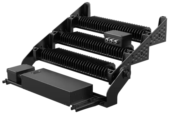 Ein dreistufiger LED-Flutlichtstrahler mit modularen Kühlkörpern und robustem Metallrahmen. Die Konstruktion ermöglicht eine effiziente Wärmeableitung und flexible Montage.